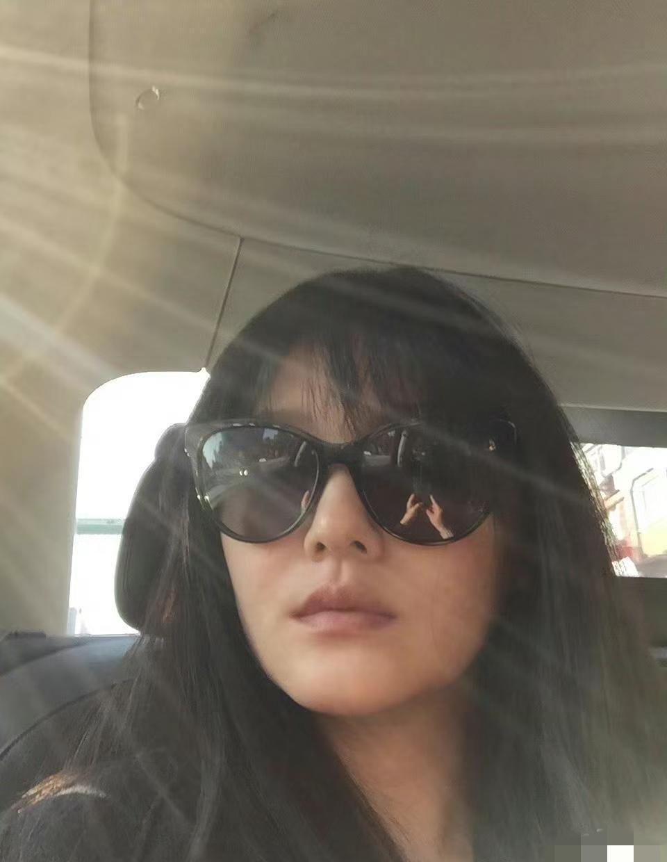 她不爱解释，只做决定。跟汪小菲离婚，不吵不闹，钱算得清清楚楚，2.2亿台币一分