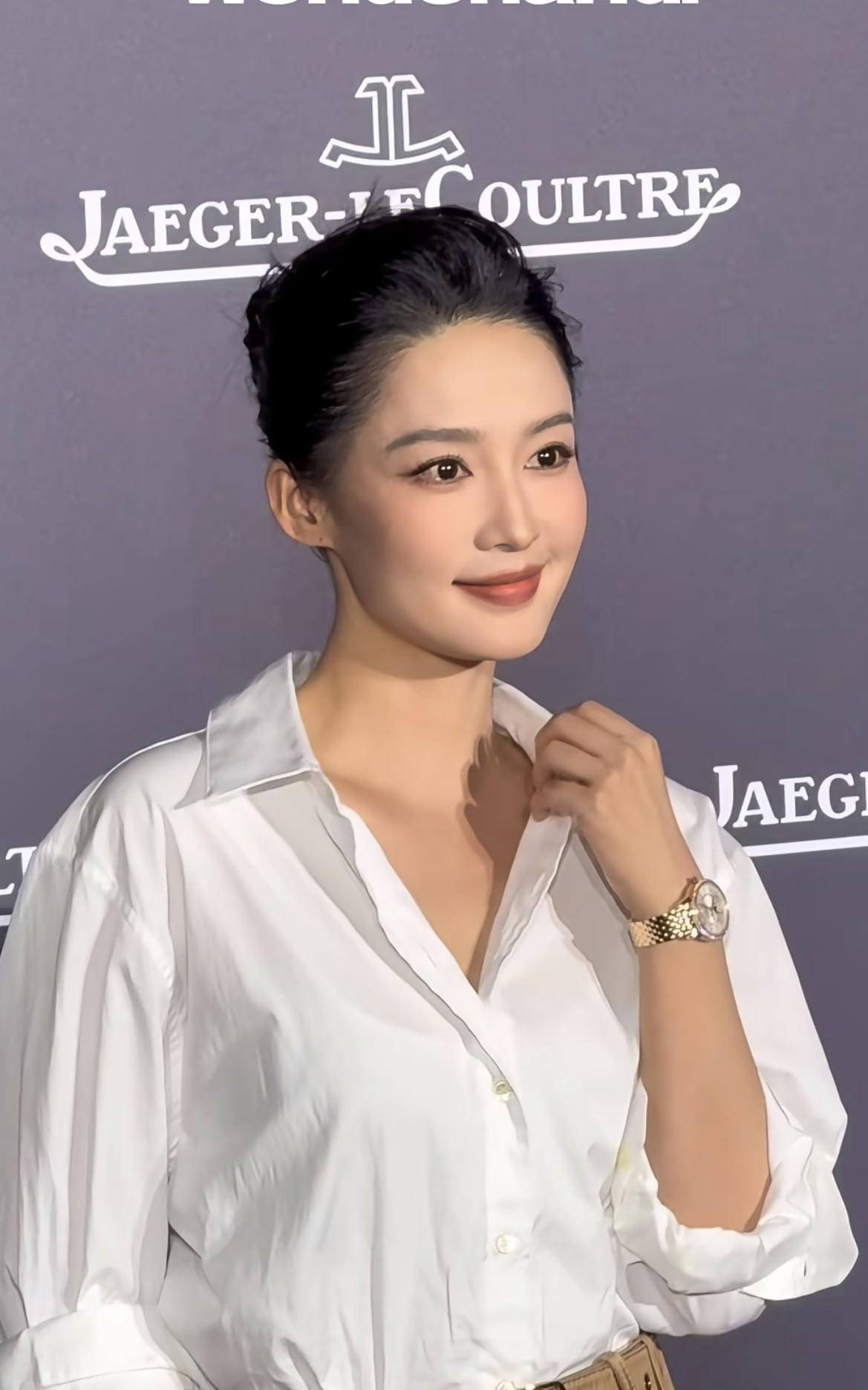 谁能想到一件普通白衬衫，被李沁穿出了百万高定既视感！最近她出席活动，造型一整个