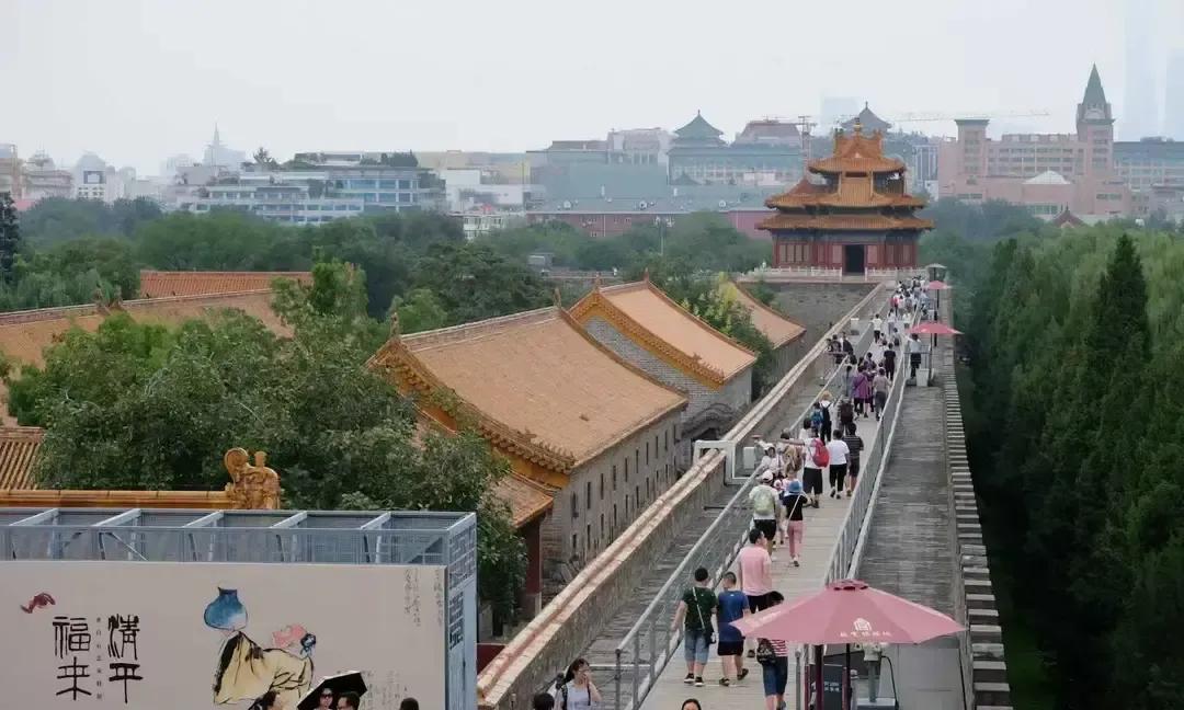 单霁翔把故宫八成地盘都掀开了给我逛，城墙也能踩，角楼斗拱伸手就能摸，我兴奋得一路