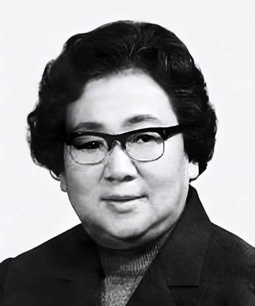 🌞1943年，一辆满载战俘的闷罐车开进了纳粹集中营，刚一下车便开始搜身。突
