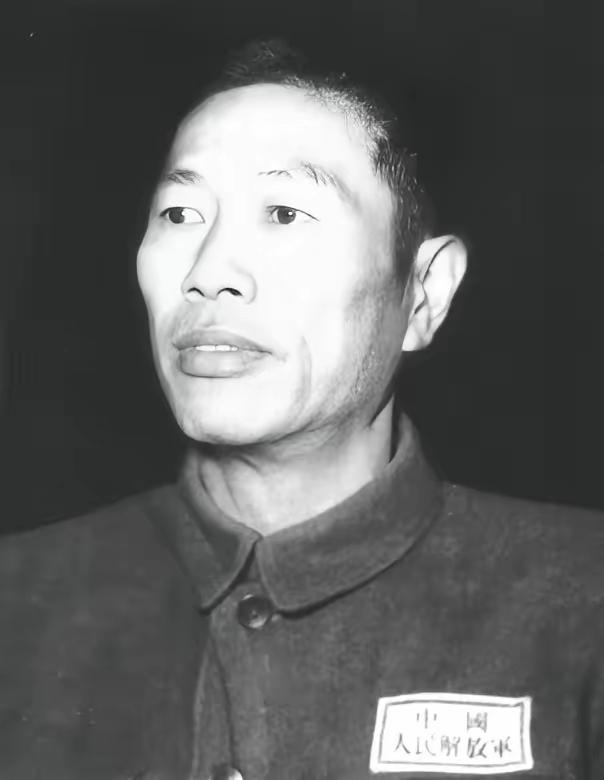 他是谁？在东北战场，他可谓是一年上一个台阶，步步升迁。1946年，他是辽吉军区司