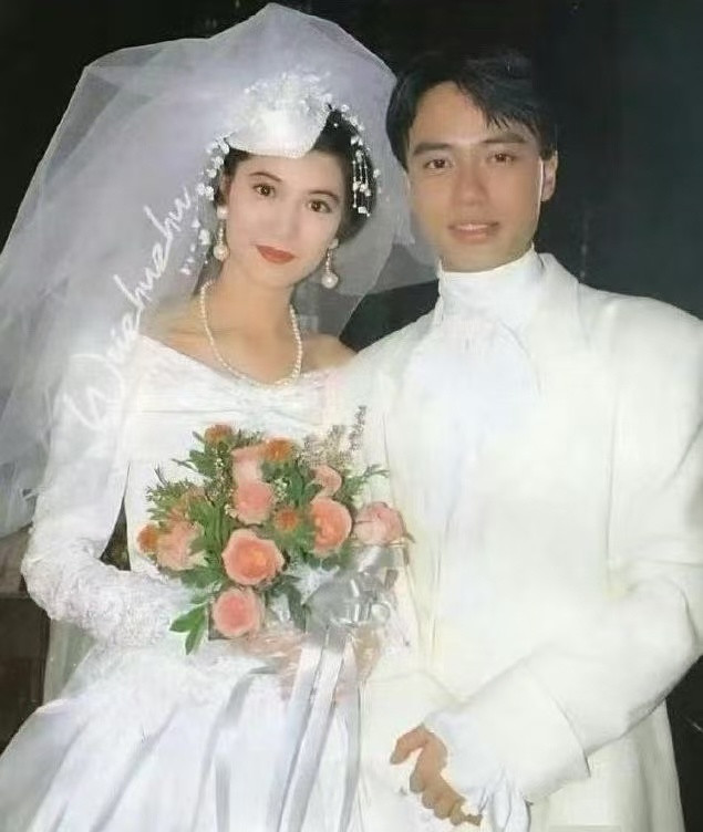 袁咏仪二十年前拍的婚纱照，搁现在瞧还是美到让人移不开眼​​​