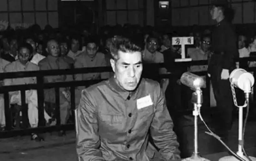 1957年，老八路徐永卿到南京看望当年的老首长，可坐公交车时，他发现了一人很面熟
