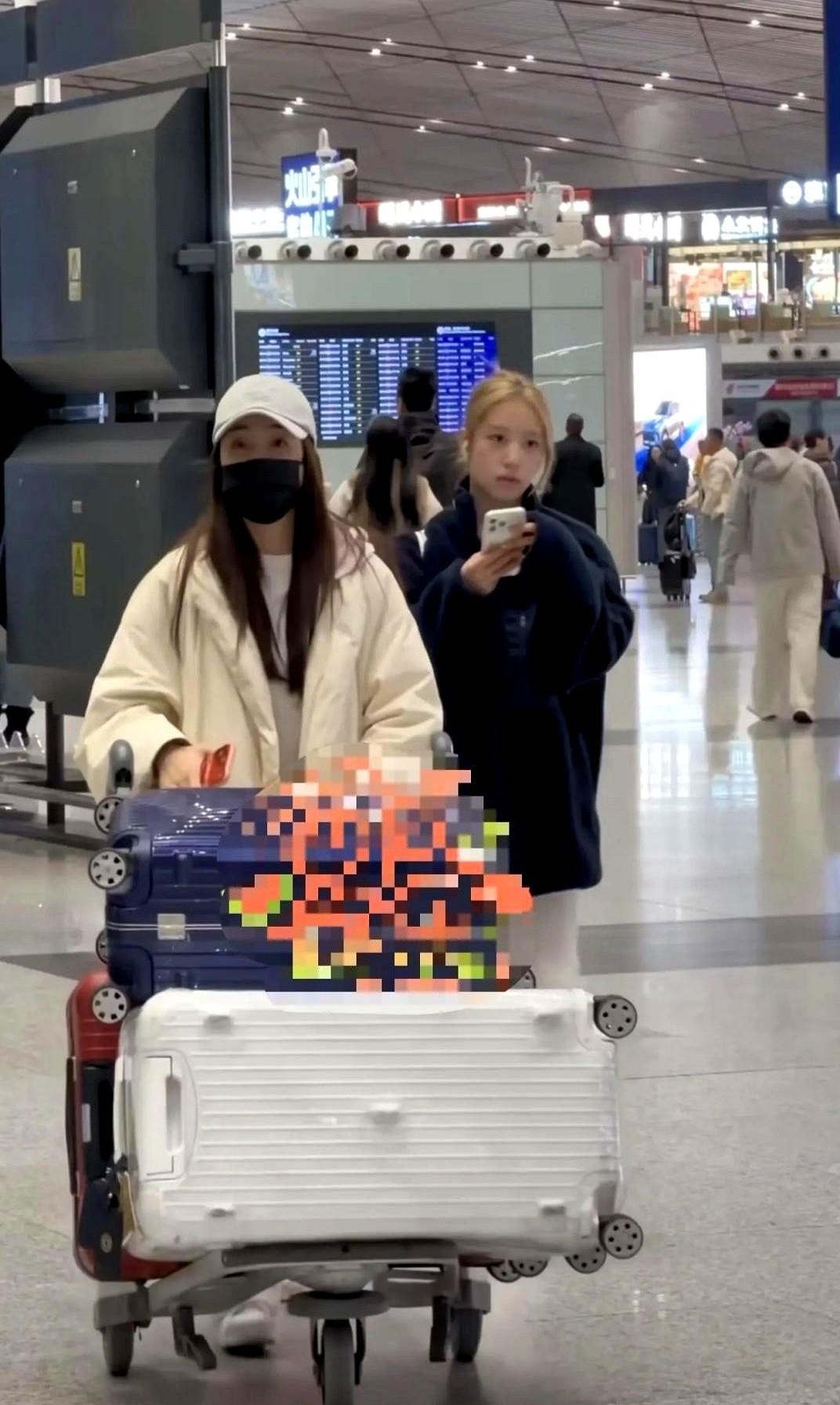 凌晨的机场灯光还没完全亮透，小四月顶着一头奶茶黄发慢悠悠出关，她的生活助理推着两