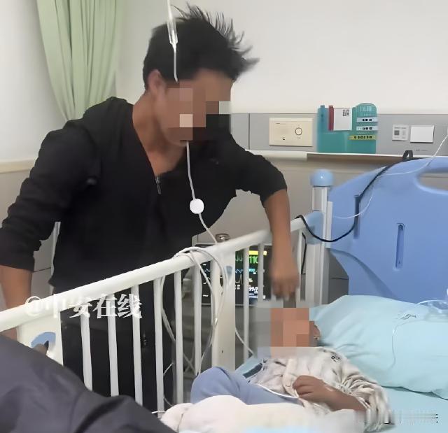 浙江宁波。半夜里，医院里的吵闹声划破天际。一位爸爸带着幼儿去医院看病，孩子诊断为