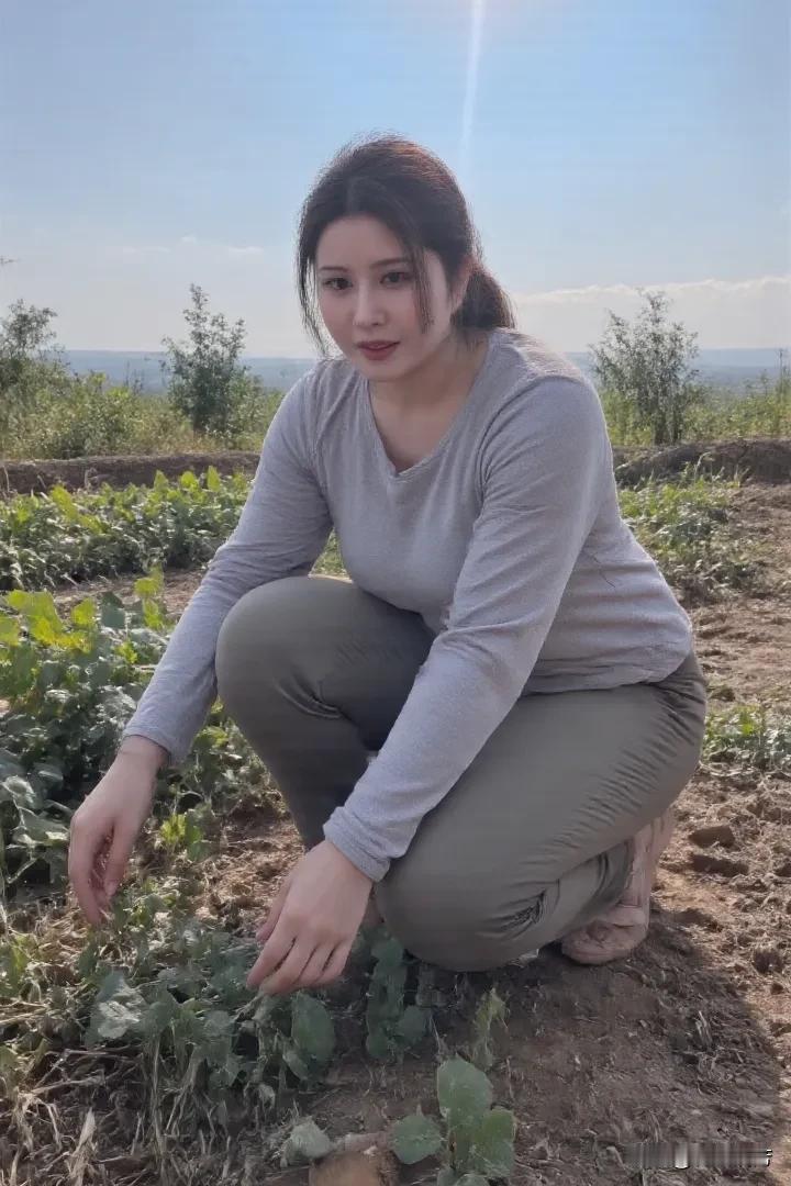 在开阔的田野间阳光倾洒而下赤脚蹲于泥土指尖轻触叶片仔细打理同样专注于田
