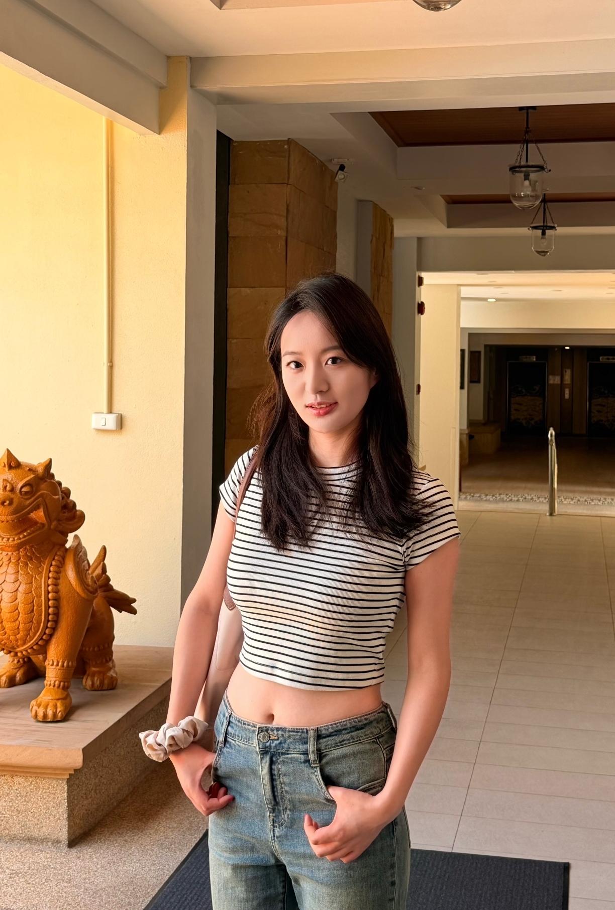 这位小姐姐在室内摆姿势拍照。