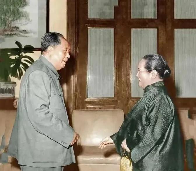 1966年的那一天，阳光洒满庭院。毛主席迈着稳健的步伐，前来拜访宋庆龄先生。宋庆
