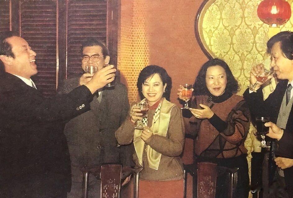 曾是最美丽的港星，人到中年，谁风韵犹存？照片中两位女士是上世纪五、六十年代，