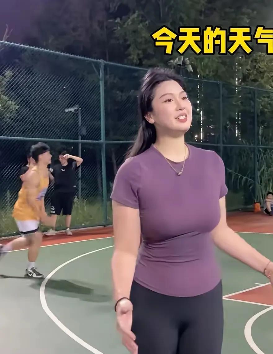 我很好奇，这位美女是在秀球技，还是秀身材，经常在社交媒体刷到她的视频，应该是一个
