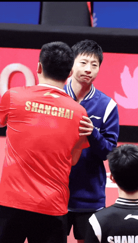 再从樊振东视角看看这张拥抱照片。他俩抱的时候笑的最真心。他俩跟前一个人拥抱时都淡