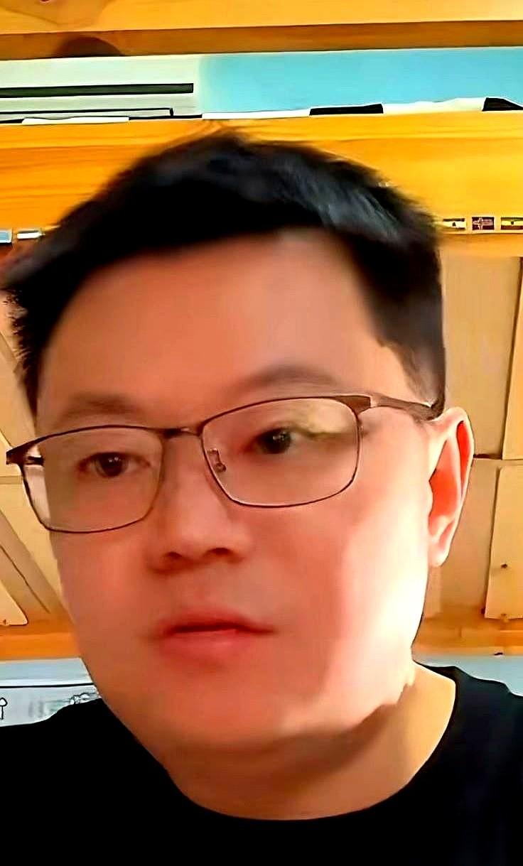 听到小胖不打伦敦赛，心里咯噔一下，网上也一片哀嚎。直到侯英超那句“走薄冰”，才