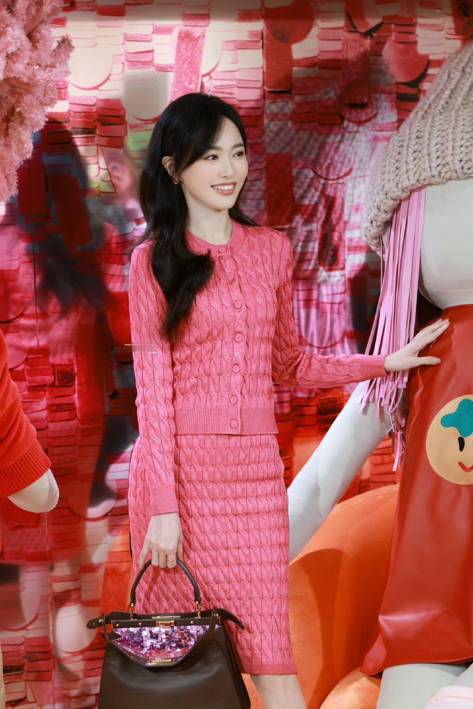 唐嫣fendy活动这个妆造好明媚笑起来能看出已经40岁了吗