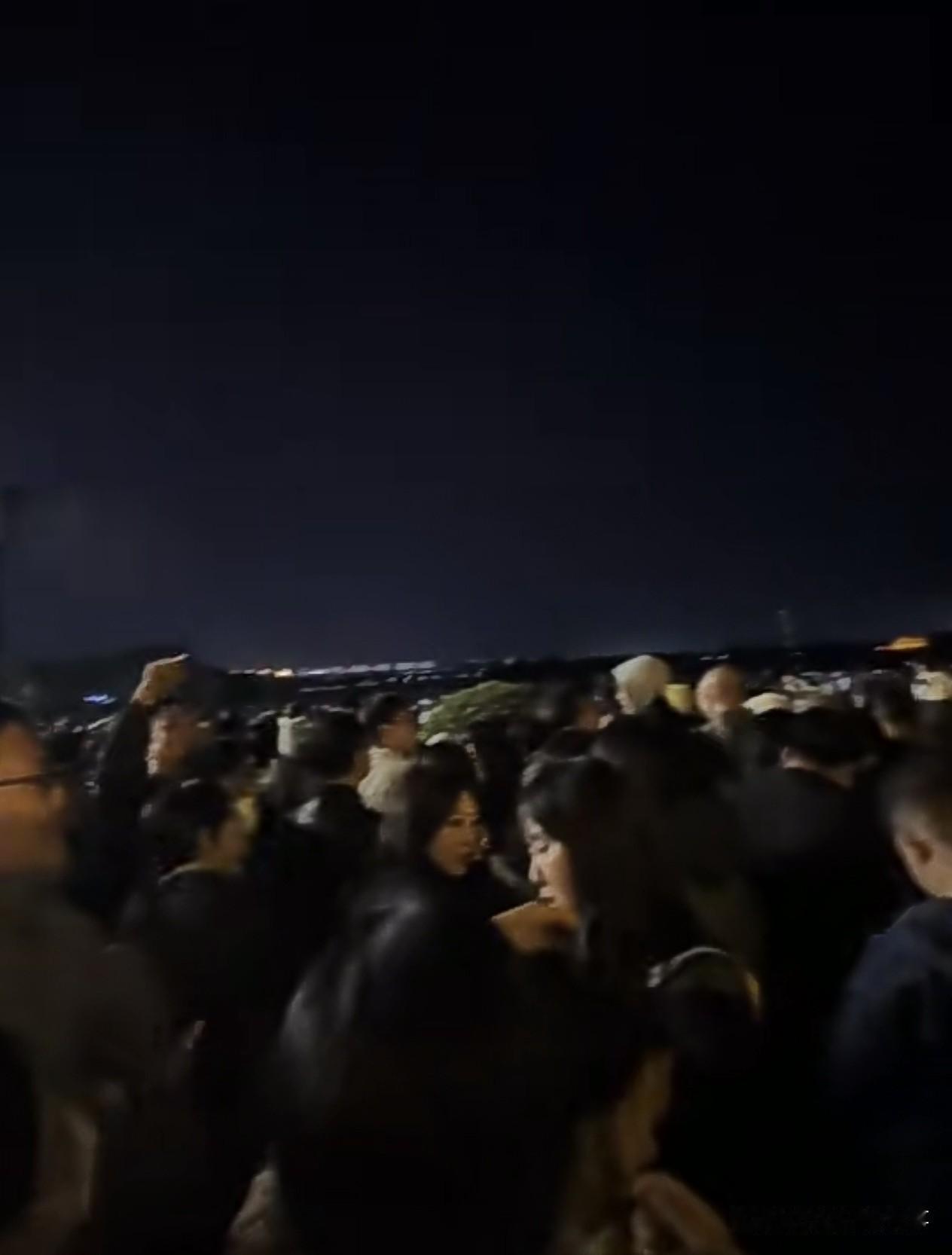 沈阳丁香湖烟花秀有感！只要带“免费”俩字，人直接挤爆[捂脸哭]10月5日丁香
