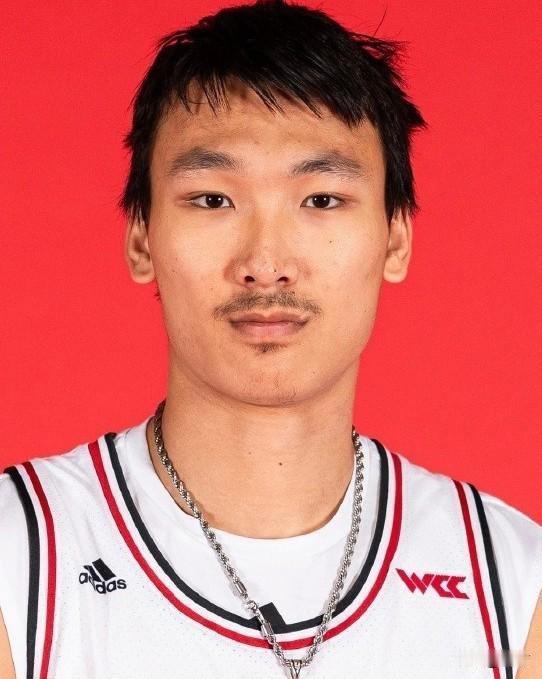 看了淡厚然的发型，再看看曾凡博的发型，一眼就知道谁是认真打球的人。淡厚然迎来