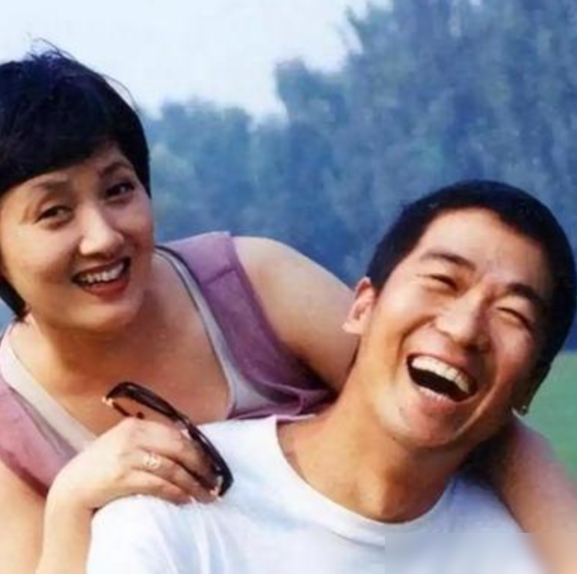 张国立离了三十多年婚，每个月还在给前妻打钱，一分没涨过。1988年签的协议，他净身出户，房子存款全留