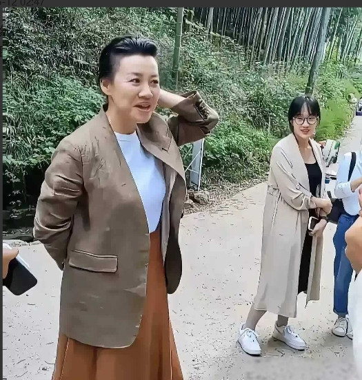 刚刚登山时竟然碰到了一位明星，感觉好亲切啊！她的外貌虽然一般，但演技真是太棒了，