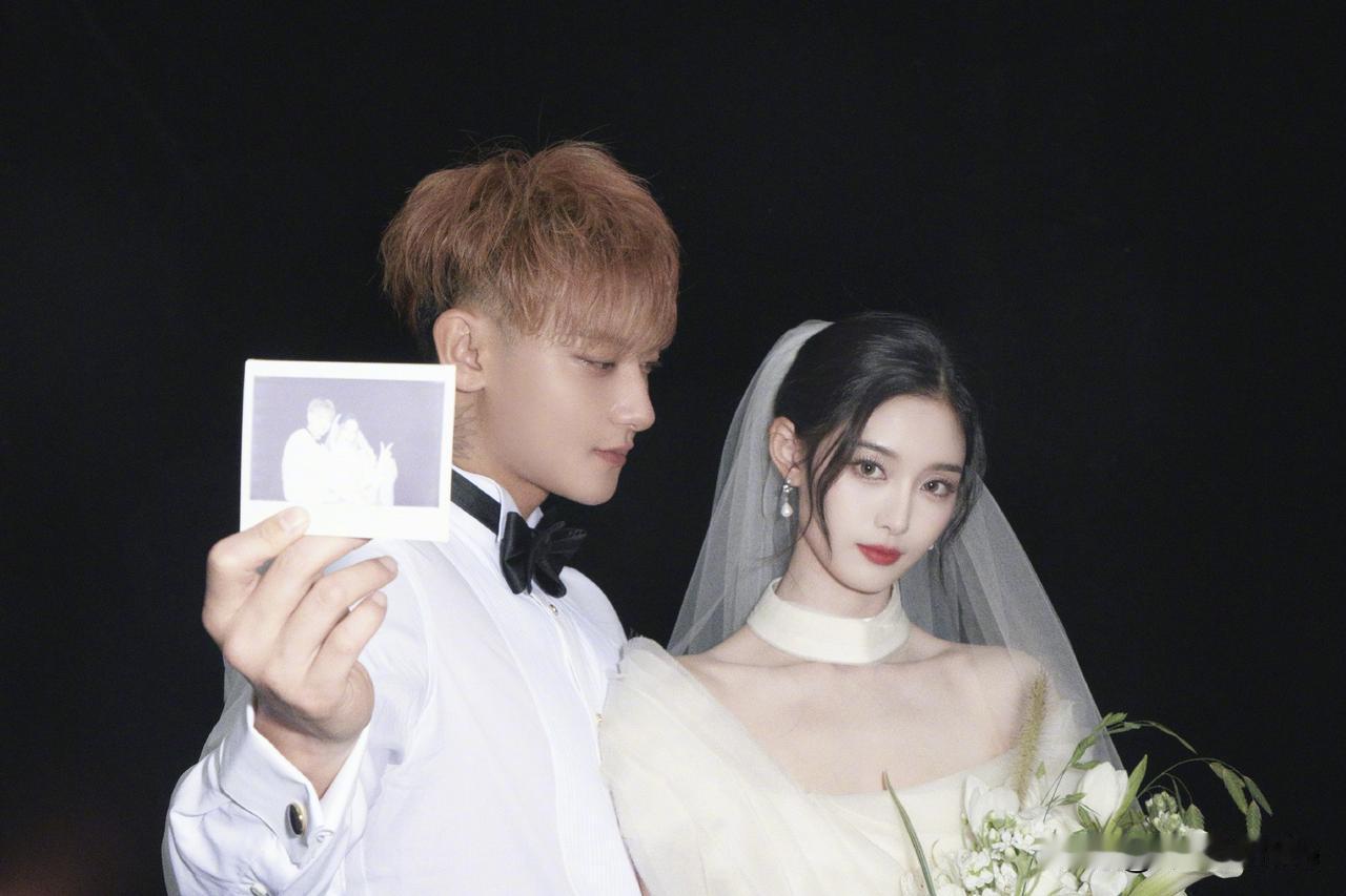 10月15日，黄子韬徐艺洋，比婚礼更先到来的是婚纱照，内娱难得的男帅女美组合！