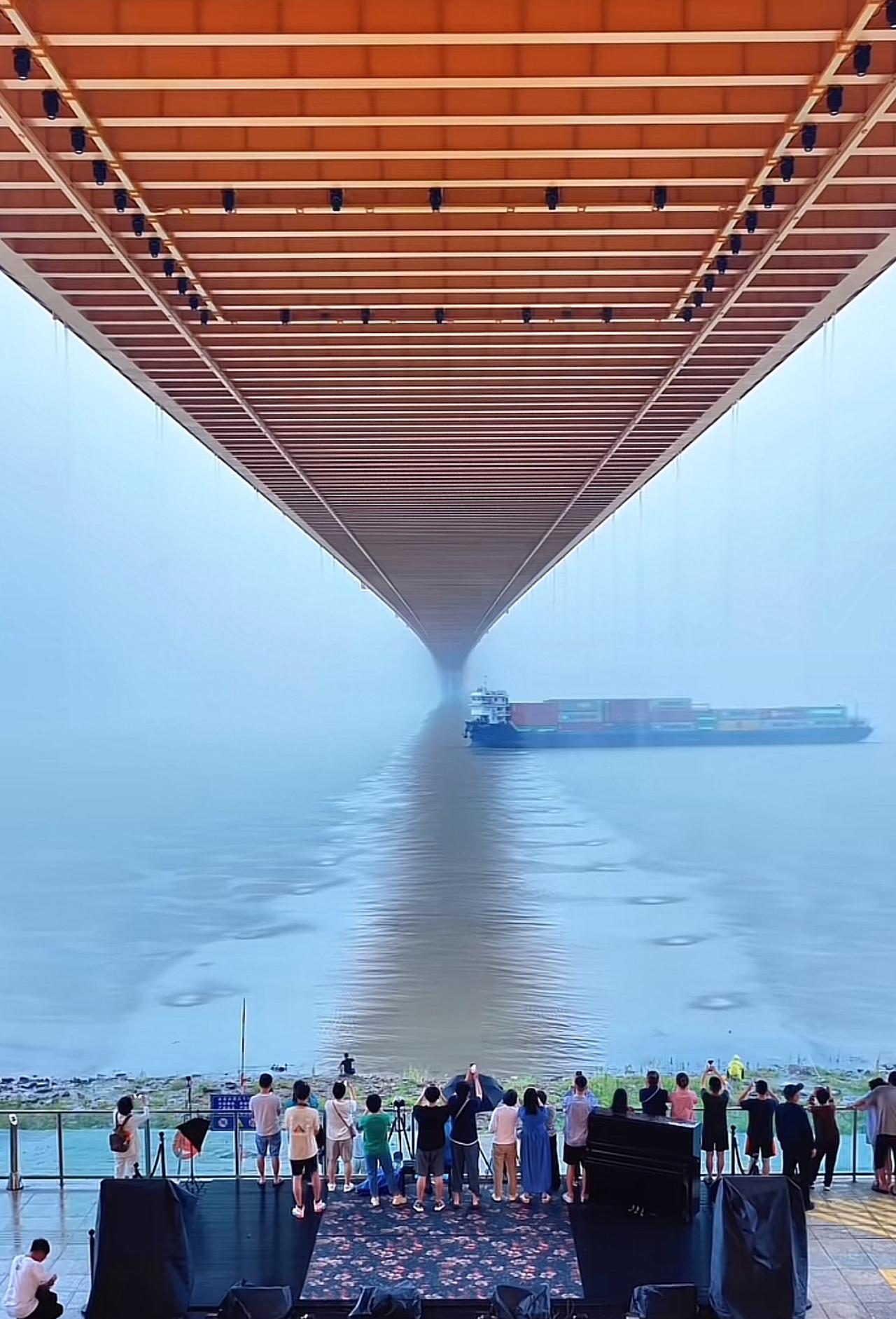 武汉暴雨来袭，杨泗港长江大桥雨帘瀑布成为一道靓丽的风景，这是一份独属于武汉的浪