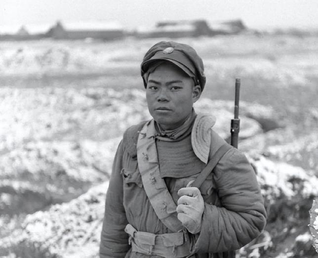 1948年3月，国民党整90师中将师长正在怒骂小电话兵，甚至开了两枪恫吓。小电话