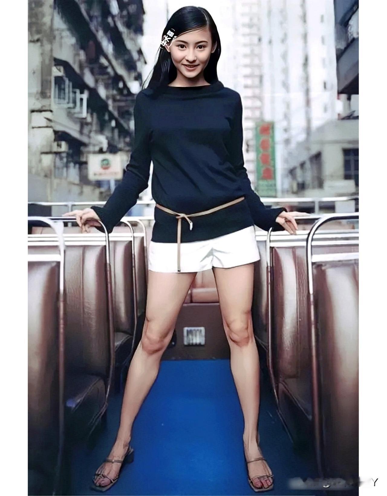 一九九九年，香港，站在双层巴士上的张柏芝，时年十九岁。青春灵动，美的惊艳！