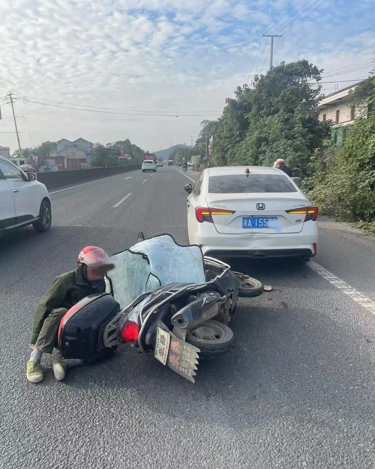 株洲一摩托车主追尾小车受伤，交警判摩托车全责，小车却依然赔了8万，这个判决有看得