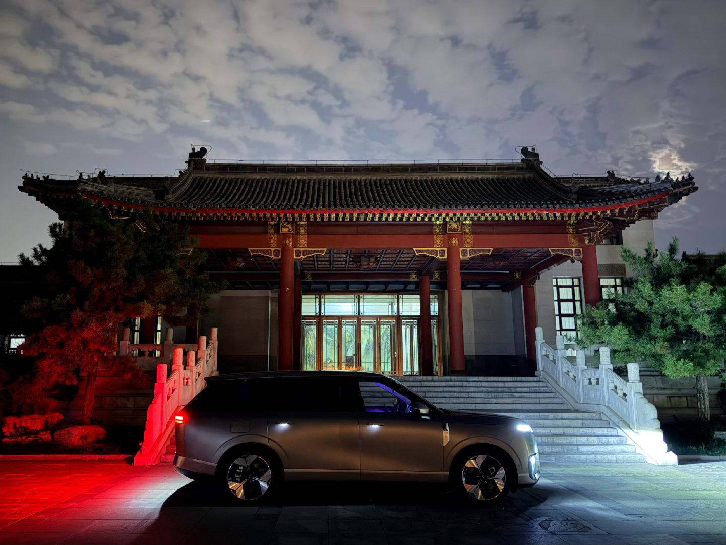 又蹭小鹏回家了，李宝霞订的酒店我以为进故宫了[doge]一问价格280！还得李宝霞[笑着哭]感觉和王