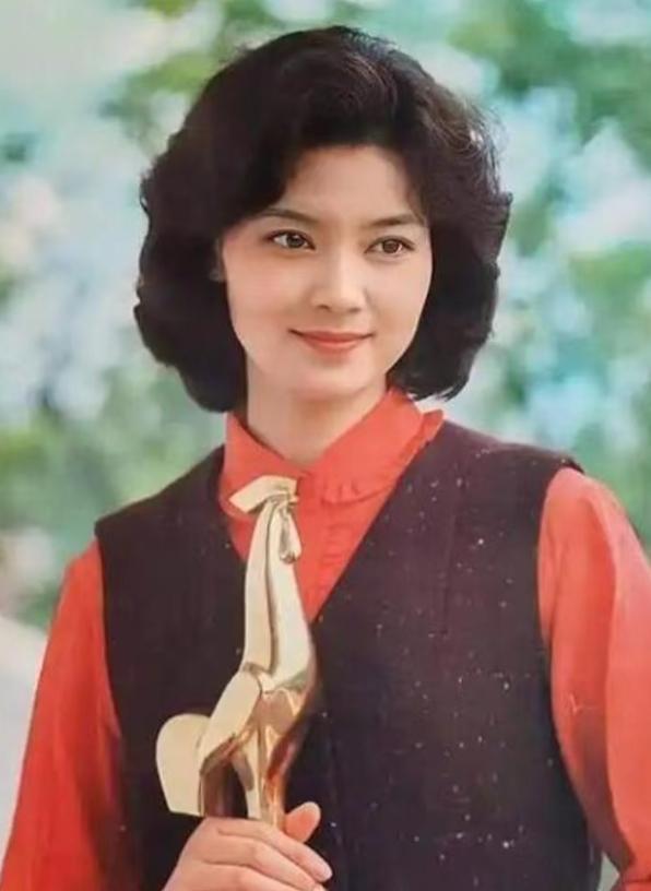 都说岁月从不败美人。可仔细观察，还是有的人经老，有的人不经老，有的人越老越美，