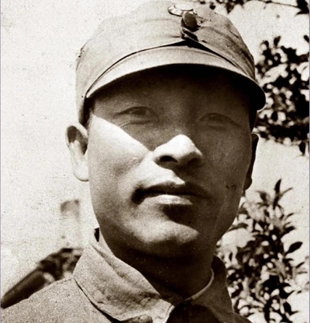 1946年底,彭雪枫将军的坟被国民党还乡团扒开,遗骨扔得七零八落。一个哑巴青年趁