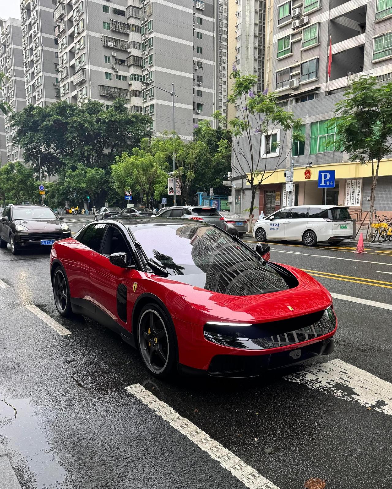 路人偶遇法拉利Luce实车上路！讲真，第一眼很难把这台车和法拉利这是品牌联系在一