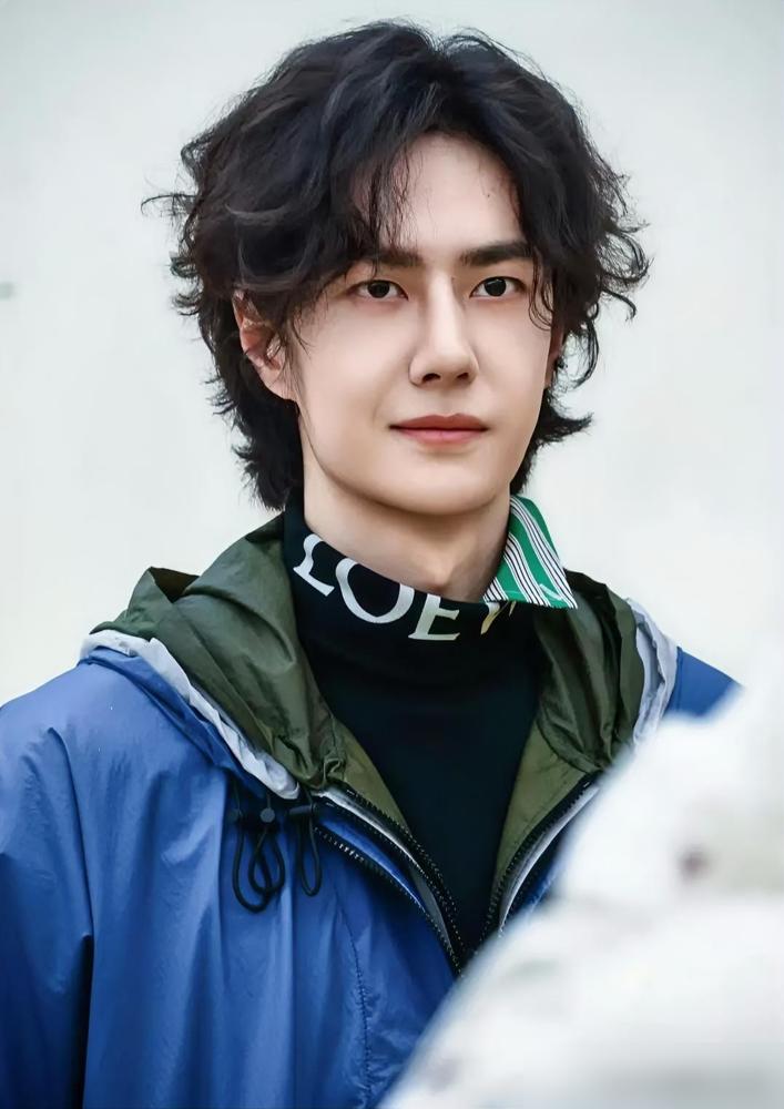 王一博简直疯了！他在巴黎时装周连穿三大顶级竞品，不仅没被封杀，反而让百年品牌排队