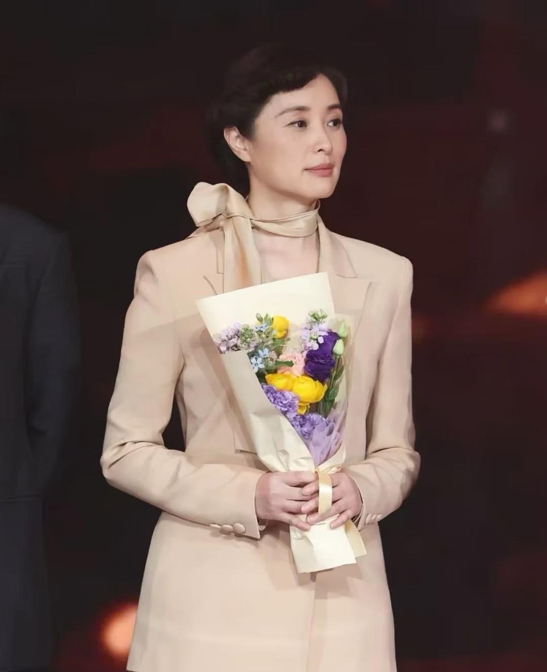 吴越有一个很明显的缺点如果她一直改不掉的话估计是要吃很大的亏了，那就是她一看