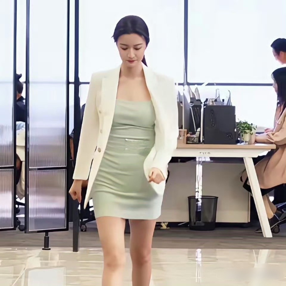 谁给王楚然搭配的这身衣服，身材缺点一览无余