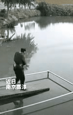 这个栏杆设计的很好。否则我估计这个人要交代在这里。
