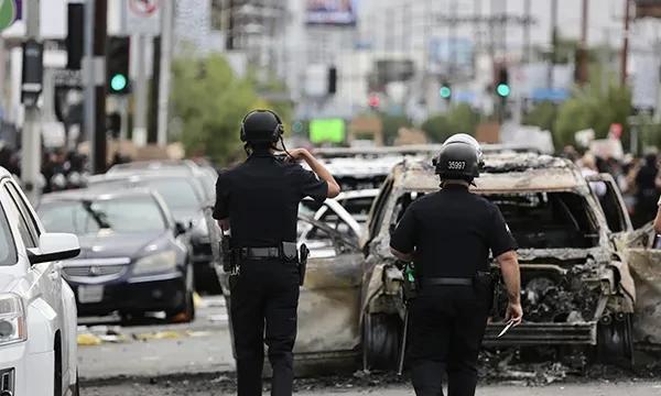 美国的治安其实非常魔幻，有个网友说在加州停车的规矩就是车里头空无一物，然后打开玻