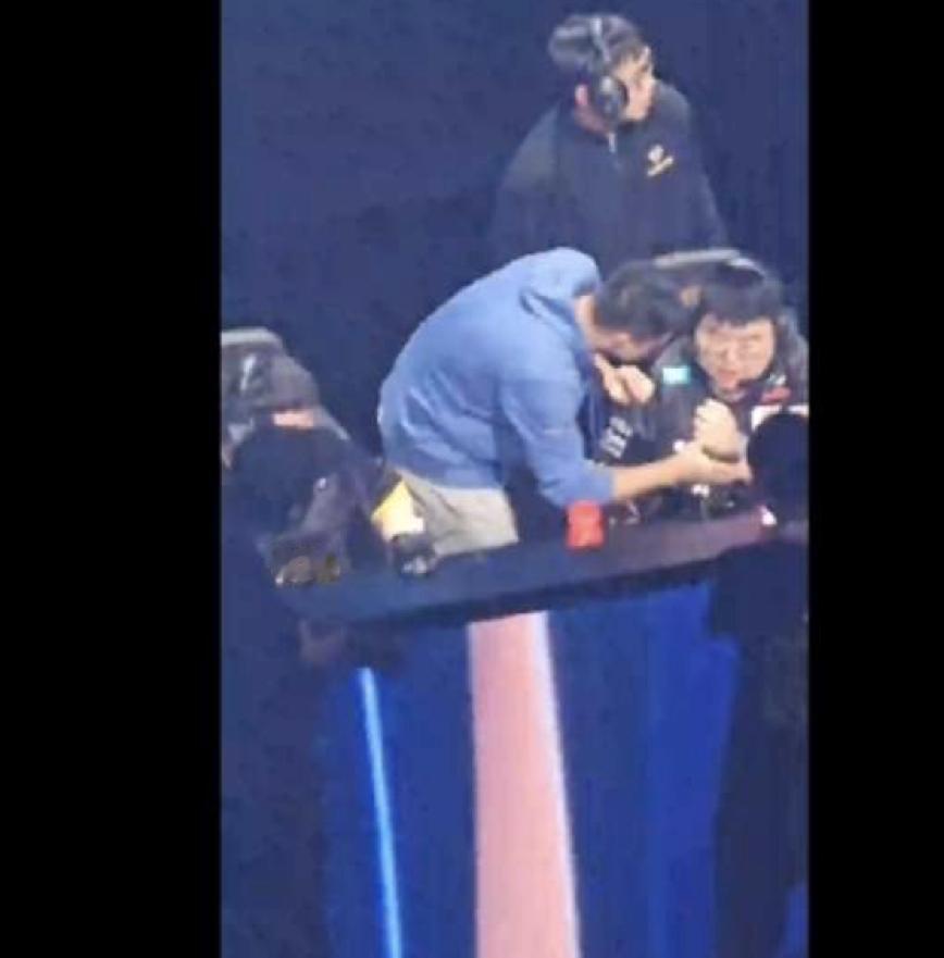 狼队三次暂停,不是网卡,是小胖手抽筋了。一诺首冠救护车就在场外候着,当时阑尾