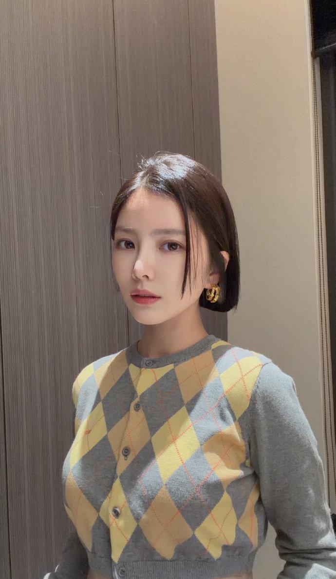 杜淳王灿情人节合照，王灿还剪了短发，又温柔又有气质，和杜淳的情人节合照也太甜了，