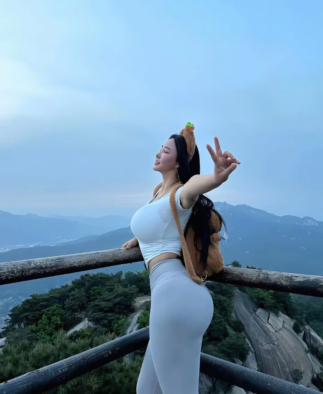 生活，一半助你，一半渡你。好状态，才有好风水，好心情，才有好运气，从容以待，万事皆美。