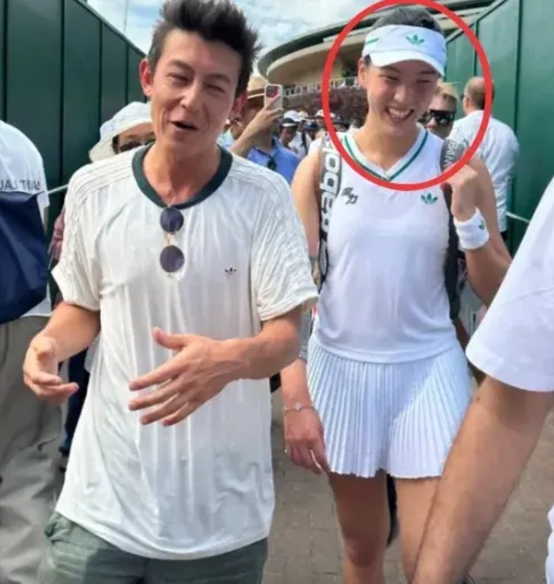 有些男人天生就是桃花运十足。你就说男明星陈冠希吧。他今年44岁，长得也不
