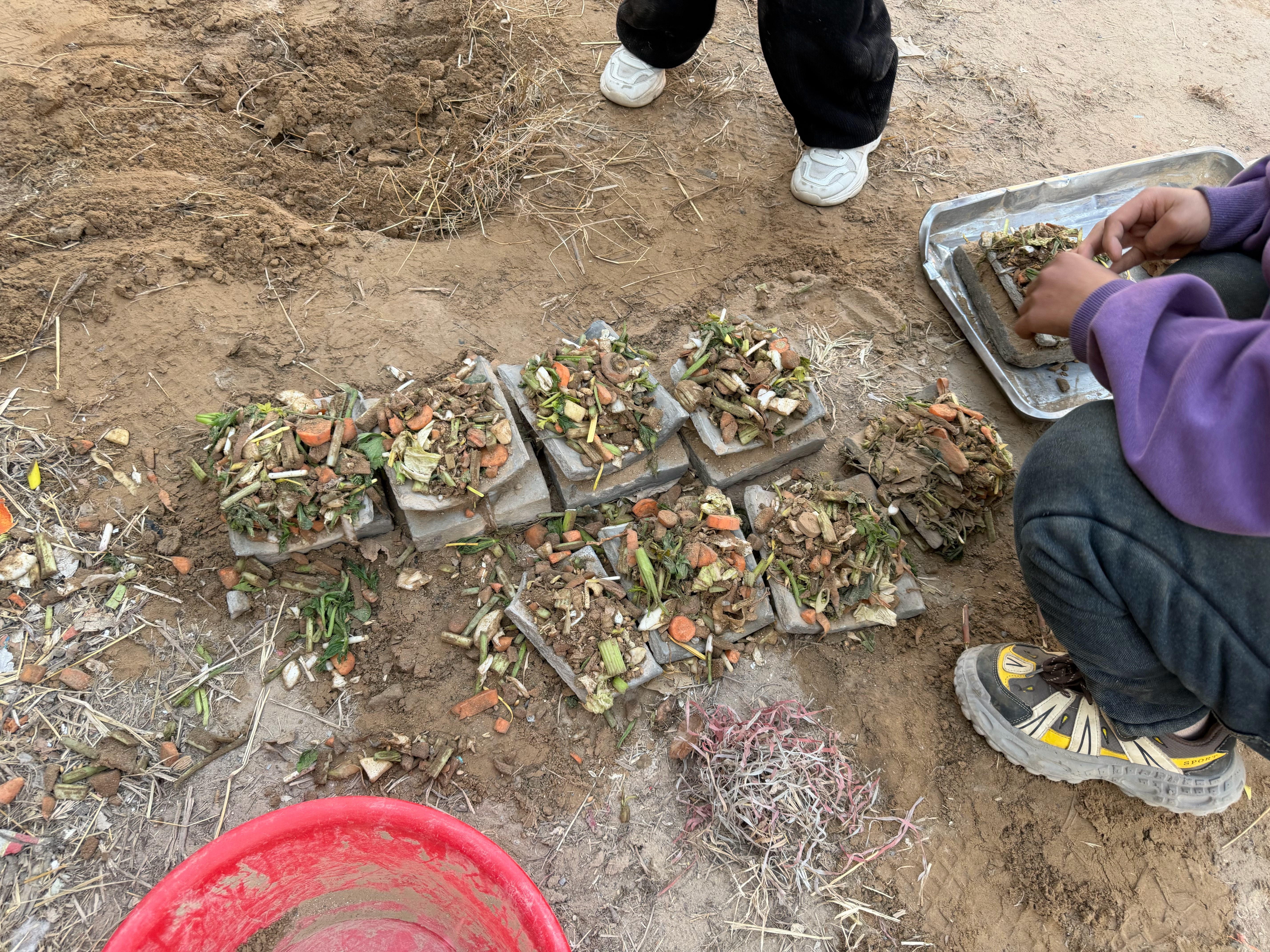 农村小孩哥玩具，已经开始研究宴席了，小孩哥问我，要吃几盘