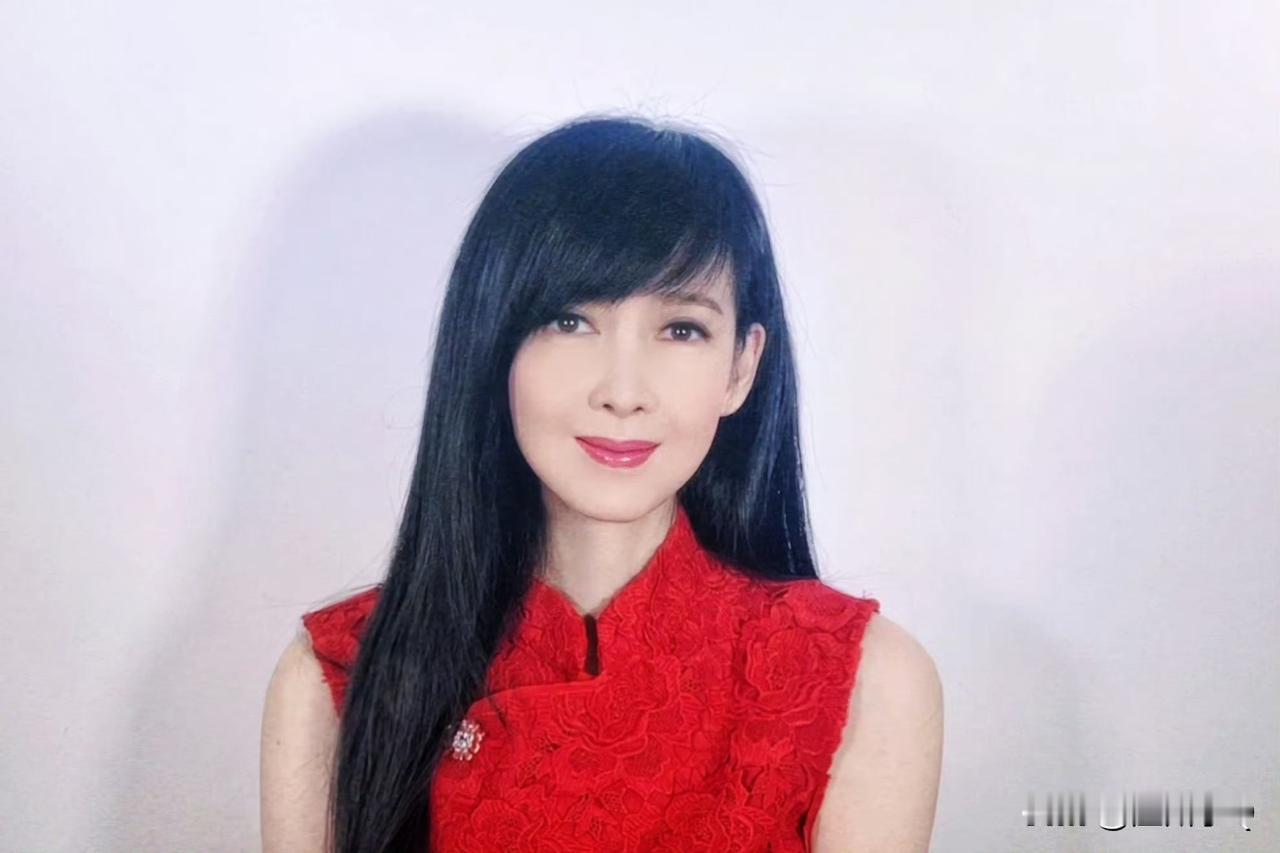 印象中周慧敏的发型都没怎么变，基本上都是斜刘海披发，要么拉直要么微卷，脸上总是挂