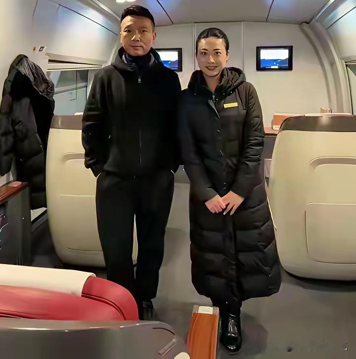 他是怎么做到乘务员配合拍照的啊！[捂脸哭][捂脸哭][捂脸哭]