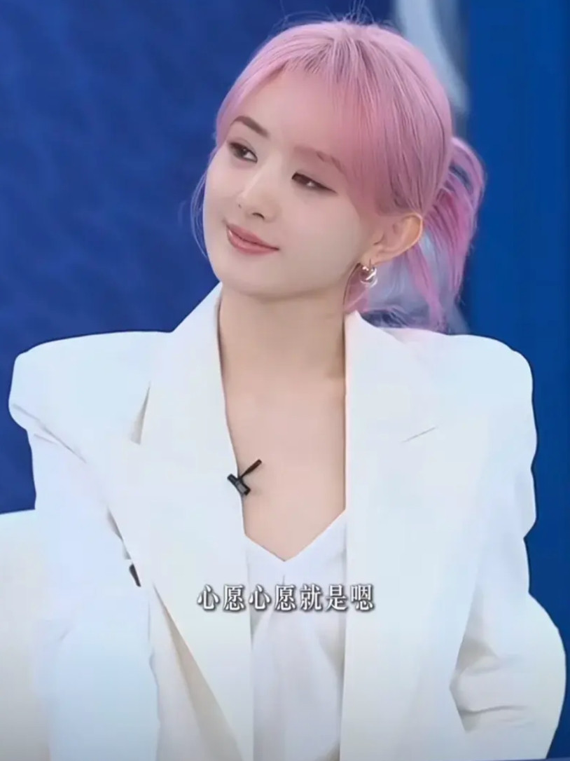 我去查了查原来赵丽颖染粉色头发不是因为没有工作，也不是为了换个心情，而是为