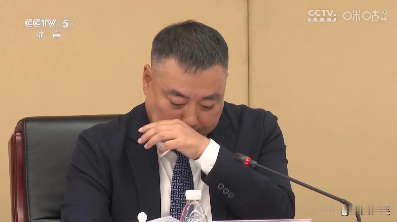 刘国梁哽咽了今天的乒协大会上，刘国梁做了乒协工作总结。他说，此刻的心情很激动