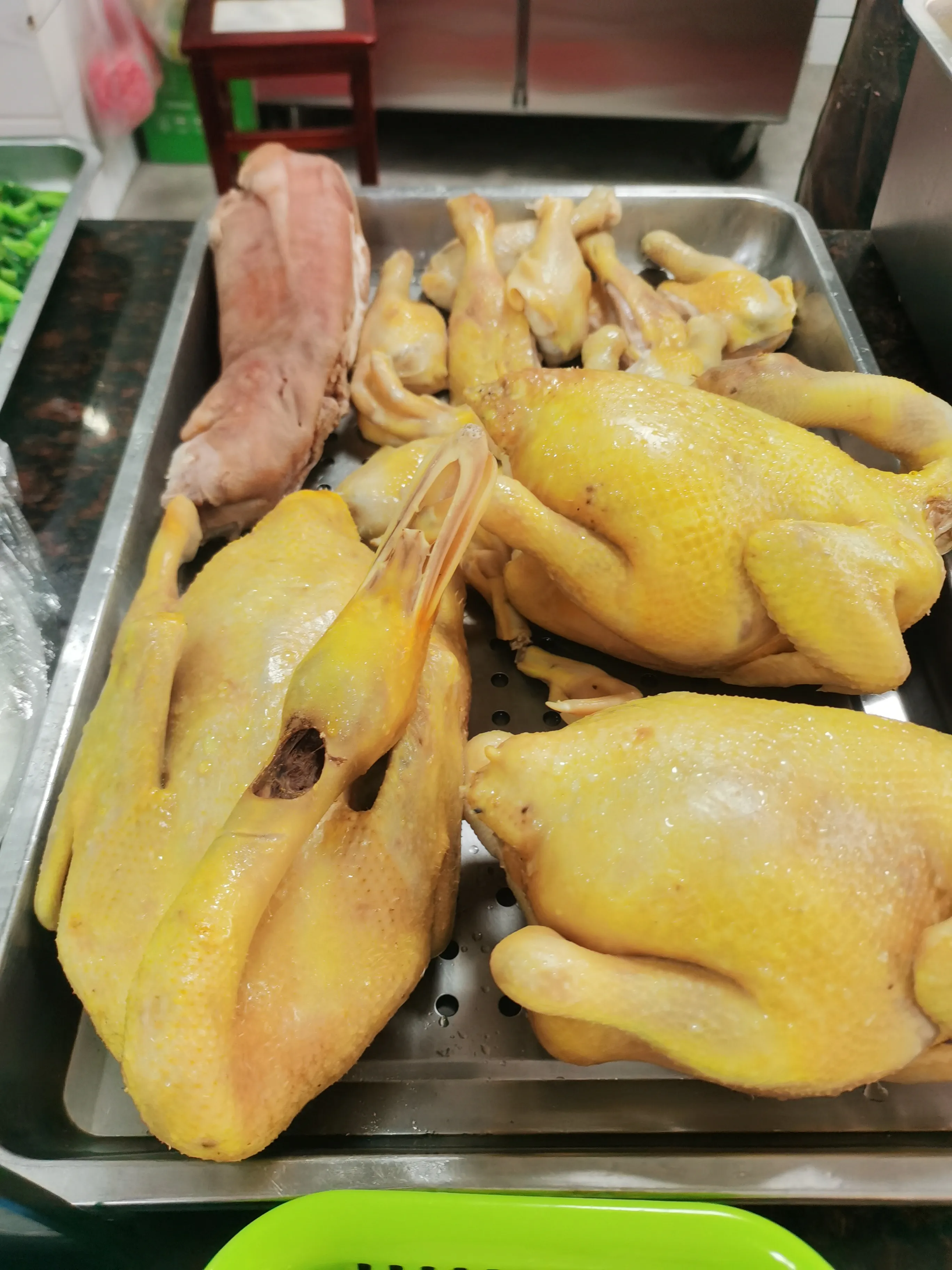 广东老乡，这两个白切鸡怎么样，是不是正宗的走地鸡？还有一个白切鸭，鸭不肥不瘦，