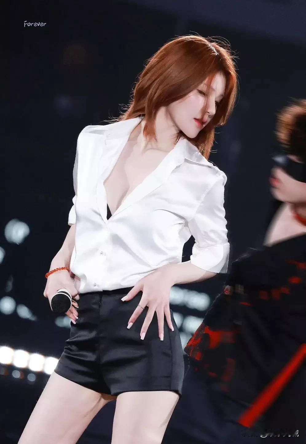 《赵露思生日会杀疯了！透视装首秀艳压全场，全开麦稳如CD引热议》11月8日