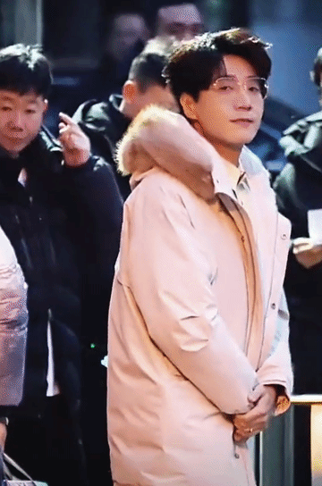 王铮亮是真得央视的宠爱，央视元宵晚会又来彩排了！这一次还有陆虎，亮晶晶的妆造挺