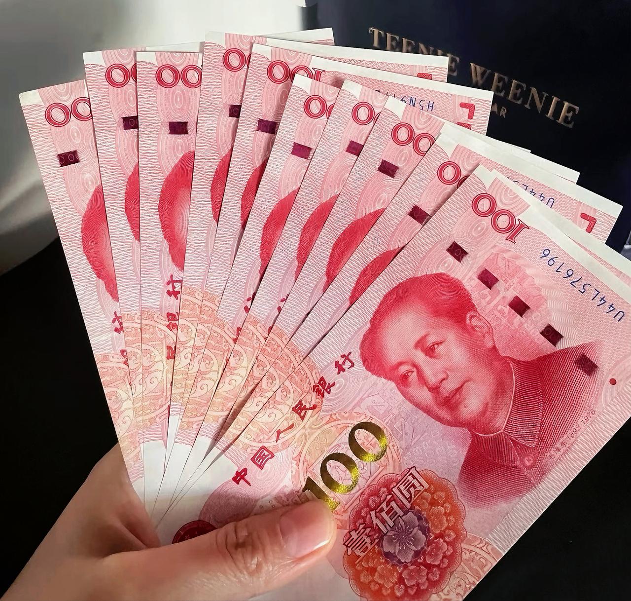 我真搞不懂退休男人。​我哥今年61岁，退休金8800块钱，家里还有房租，可是他
