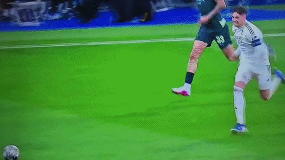 大家不要再讨论多纳鲁马的失误了。有人说他担心抱球之后滑出禁区被红牌罚下；还有