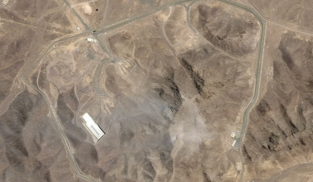 西方的卫星第一时间跑到伊朗核设施上空确认战果，结果显示，两颗巨型炸弹炸上了山，